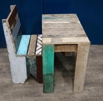 Kinderbureau / kinderkamer tafel met stoel van sloophout beschikbaar voor biedingen