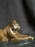 Bronzen liggende Poes in Art Deco stijl ., Antiek en Kunst, Kunst | Beelden en Houtsnijwerken, Ophalen of Verzenden