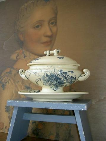 Oude Franse sausschaal van Gien beschikbaar voor biedingen