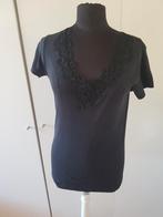 Zwart t-shirt met bewerkte V-hals - maat L, Ophalen of Verzenden, Maat 42/44 (L), Zwart, Korte mouw
