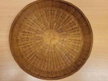 Mand rond en laag(1).               1 X aanwezig.  beschikbaar voor biedingen