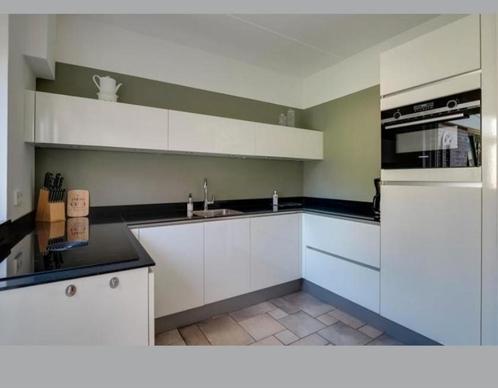 Zeer recente witte hoogglans keuken, greeploos, bovenkasten, Huis en Inrichting, Keuken | Complete keukens, Zo goed als nieuw