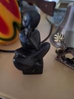 Stenen Beeldje Zittende Figuur Laat ze Leren, Verzenden