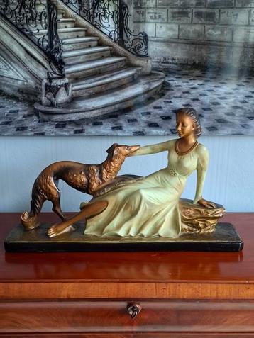 Schitterend Art Deco beeld vrouw met hond beschikbaar voor biedingen