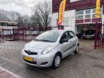 Toyota Yaris 1.0 12V VVT-I 5DR Cool, Auto's, Toyota, Origineel Nederlands, Te koop, Zilver of Grijs, 5 stoelen