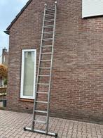 Grote zware ladder, circa 8,5 meter. Standaard en wieltjes., Doe-het-zelf en Verbouw, Ladders en Trappen, Ophalen, Gebruikt, 4 meter of meer