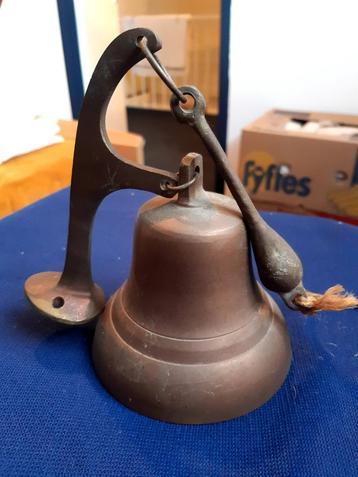 Oude koperen bel  beschikbaar voor biedingen