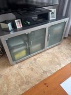 Tv meubel op wieltjes met mat glazen deuren lbh 130x55,3x63, Huis en Inrichting, Ophalen, 100 tot 150 cm, Zo goed als nieuw, Minder dan 100 cm