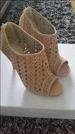 Karen Millen mooi suede pumps enkellaarzen maat 38, Kleding | Dames, Schoenen, Karen Millen, Beige, Nieuw, Ophalen of Verzenden