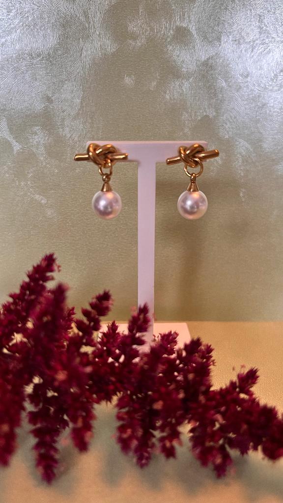 Infinity oorbel met parel, Sieraden, Tassen en Uiterlijk, Oorbellen, Nieuw, Knopjes of Stekers, Overige materialen, Goud, Ophalen of Verzenden