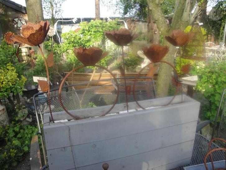 metalen rozen in bloembak, Tuin en Terras, Tuinstekers, Nieuw, Ophalen of Verzenden