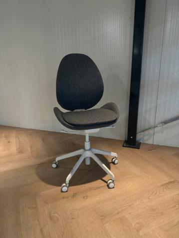 Grijze bureaustoel beschikbaar voor biedingen