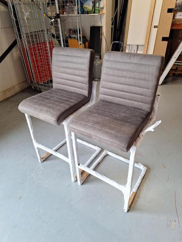2x Nieuwe grijze barkrukken 80cm beschikbaar voor biedingen