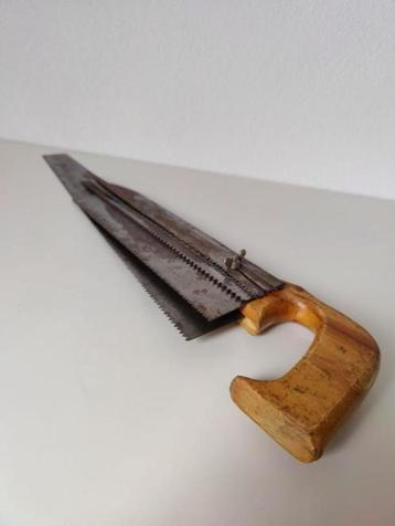 Antieke zaag met 6 verschillende bladen vintage beschikbaar voor biedingen
