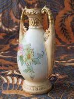 Mooi antiek vaasje uit Engeland van porselein 14 cm. 1900., Antiek en Kunst, Antiek | Vazen, Ophalen of Verzenden