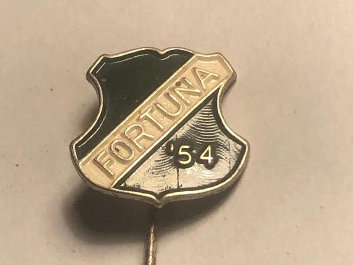 Metalen FORTUNA '54 VOETBALCLUB Speld (Zwart/Wit/Metaalkl.)., Verzamelen, Speldjes, Pins en Buttons, Zo goed als nieuw, Speldje of Pin