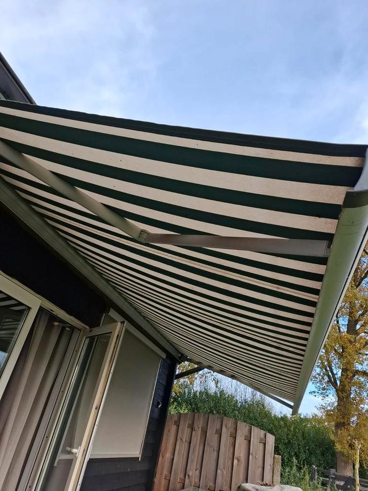 Elektrische zonnescherm - 5 meter breed, Tuin en Terras, Zonneschermen, Gebruikt, Knikarmscherm, 150 tot 300 cm, 450 cm of meer