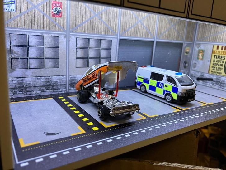 1:64 Garage met verlichting, Hobby en Vrije tijd, Modelauto's | Overige schalen, Nieuw, Auto, Ophalen