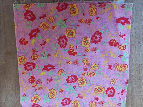 Bizzkids - NIEUW -roze stof met rode / gele / groene bloemen, Hobby en Vrije tijd, Stoffen en Lappen, Nieuw, Katoen, 30 tot 120 cm