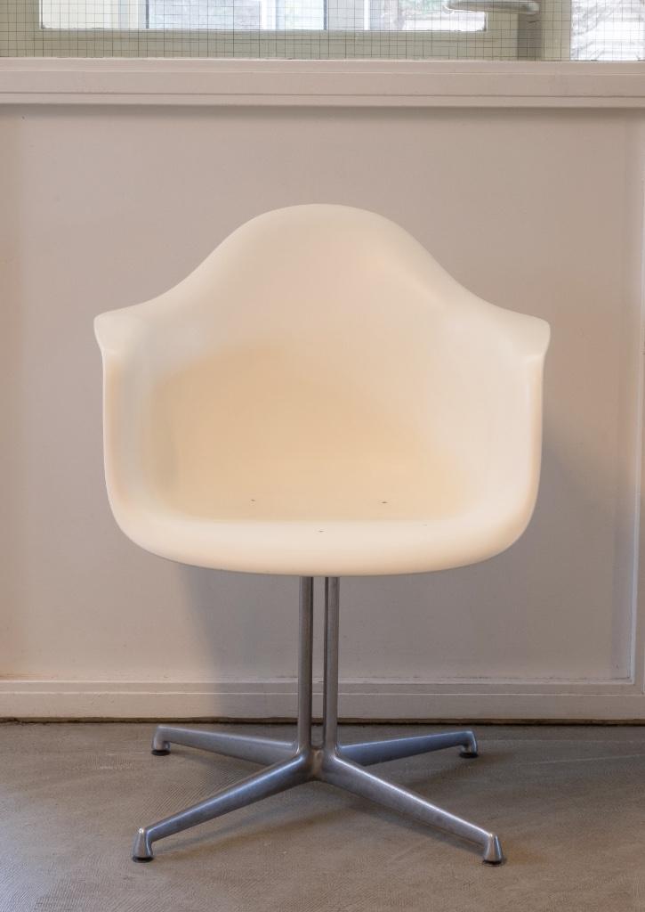 Eames Vitra DAL Armchair | La Fonda Base, Huis en Inrichting, Stoelen, Gebruikt, Eén, Kunststof, Metaal, Wit, Ophalen of Verzenden