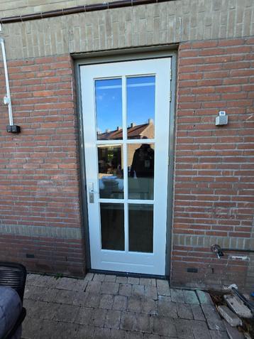 Enkele buitendeur beschikbaar voor biedingen