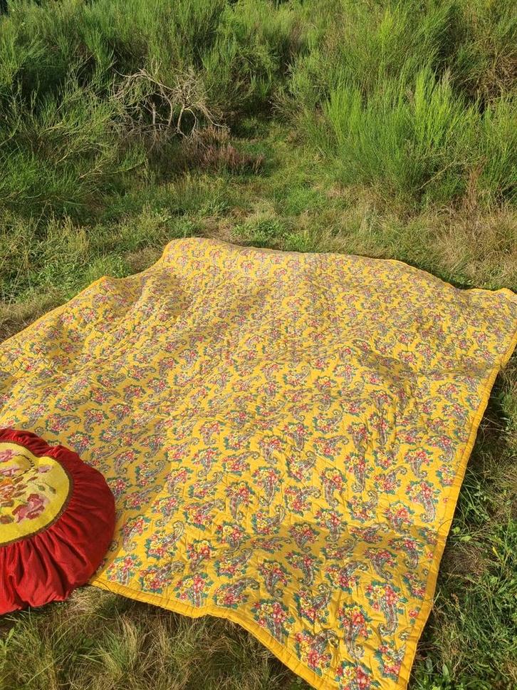 Engelse Quilt - Geel met Bloemen, boutis, sprei, Antiek en Kunst, Antiek | Kleden en Textiel, Ophalen of Verzenden