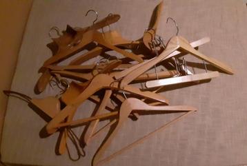 Oude degelijke houten kapstokken  beschikbaar voor biedingen