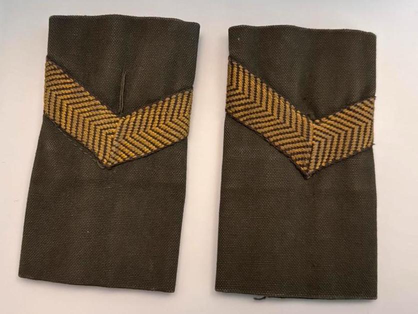 Set Vintage Epauletten Landmacht - korporaal (GVT ), Ophalen of Verzenden, Landmacht, Nederland, Kleding of Schoenen