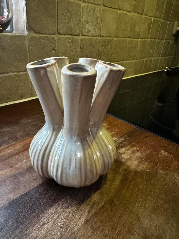 Schattig Tulpenvaasje, Huis en Inrichting, Woonaccessoires | Vazen, Zo goed als nieuw, Wit, Minder dan 50 cm, Aardewerk of Porselein