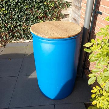 Regenton met houten deksel. beschikbaar voor biedingen