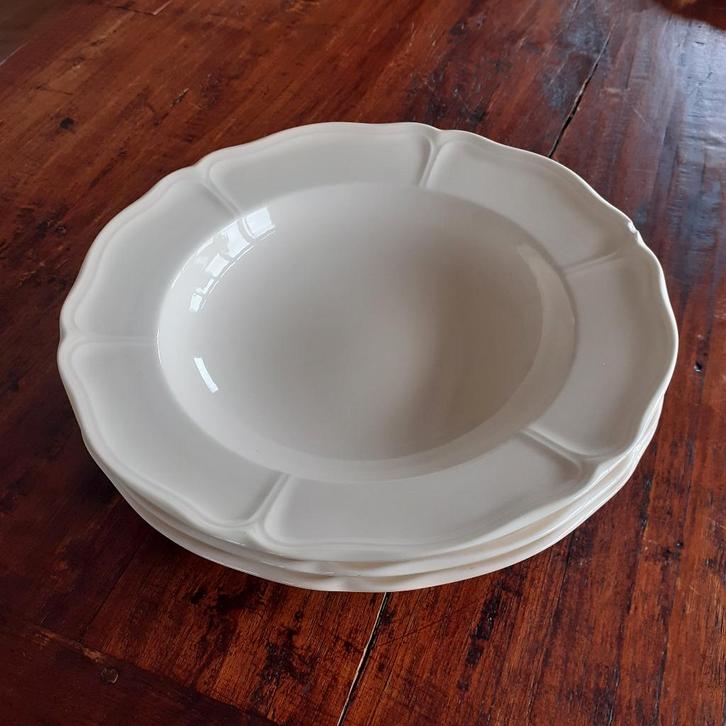 Wedgwood QUEENS PLAIN  Nieuwe pastaborden 27 cm, Huis en Inrichting, Keuken | Servies, Nieuw, Bord(en), Wedgwood, Aardewerk, Ophalen of Verzenden