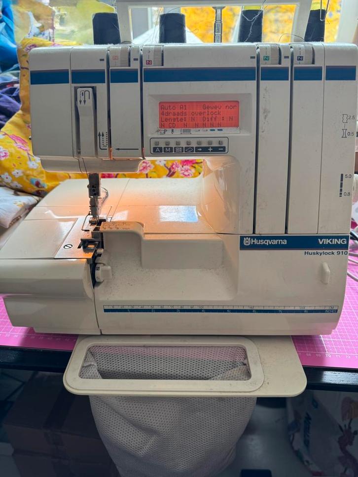 Husqvarna Viking Huskylock 910 Lockmachine, Hobby en Vrije tijd, Naaimachines en Toebehoren, Gebruikt, Lockmachine, Husqvarna