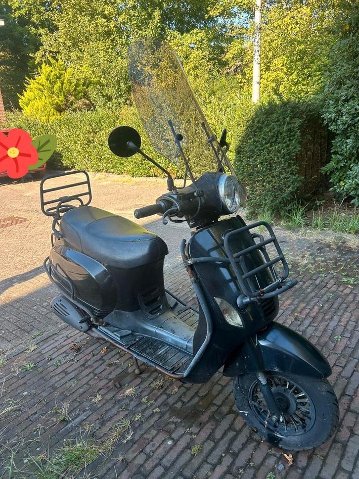 Zwarte Turbho scooter, Fietsen en Brommers, Scooters | Yamaha, Gebruikt, Overige modellen, Maximaal 25 km/u, Tweetakt, Ophalen