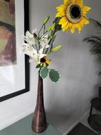 Grote hoge metalen vaas met zijden lelies en zonnebloem, Ophalen of Verzenden, Zo goed als nieuw