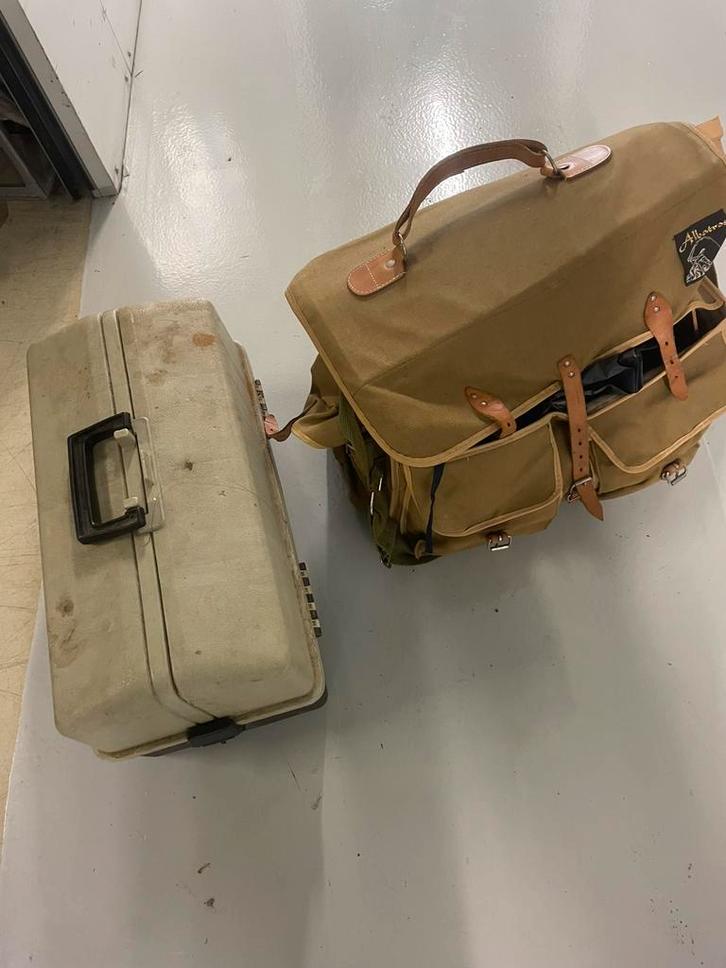 Vis gerij in koffer en tas vol ass en molens en +_11 hengels, Watersport en Boten, Hengelsport | Algemeen, Gebruikt, Molen, Ophalen