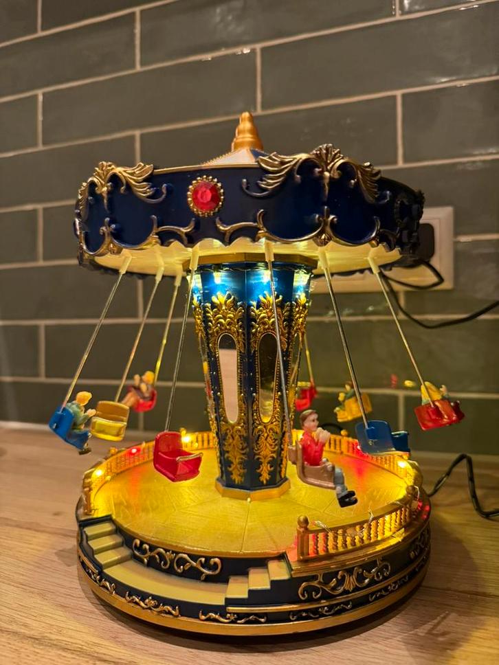 Kerstdorp Caroussel als nieuw!, Diversen, Kerst, Zo goed als nieuw, Ophalen of Verzenden