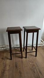 Set van 2 vintage houten plantentafels / hoge bijzettafels, Huis en Inrichting, Minder dan 55 cm, Vierkant, Zo goed als nieuw