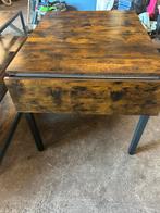 Tafeltje teak hout met zwart metalen poitjes uitklapbaar, Antiek en Kunst, Antiek | Meubels | Tafels, Ophalen of Verzenden