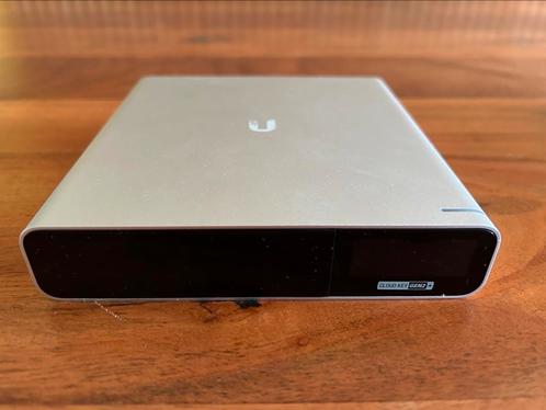 Unifi Cloud Key Gen Plus met 2 TB ssd, Computers en Software, Netwerk switches, Zo goed als nieuw, Ophalen of Verzenden