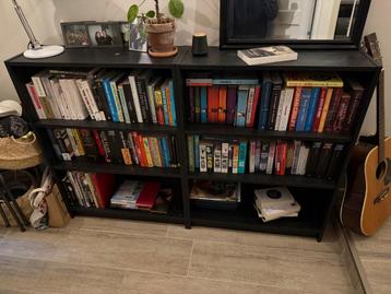 Twee zwarte Billy boekenkasten beschikbaar voor biedingen