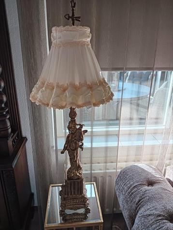 Antieke Engel Lamp met Kap beschikbaar voor biedingen
