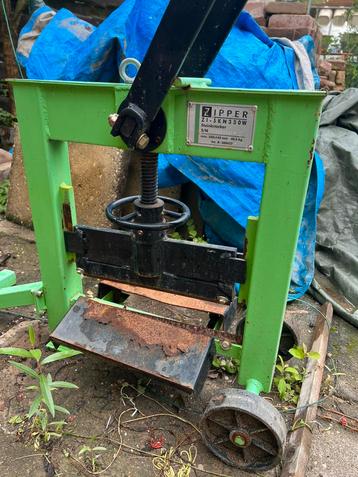 Steenknipper betonknipper beschikbaar voor biedingen