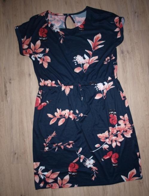 Donkerblauwe Jurk met Roze Bloemprint (L), Kleding | Dames, Jurken, Zo goed als nieuw, Maat 42/44 (L), Blauw, Knielengte, Ophalen of Verzenden