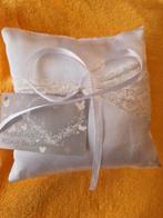 Ringkussen van satijn en kant, Kleding | Dames, Trouwkleding en Trouwaccessoires, Ophalen of Verzenden, Nieuw, Wit, Accessoires