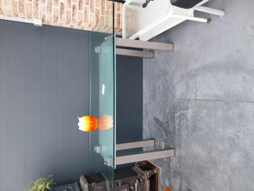 Grote glazen tafel beschikbaar voor biedingen