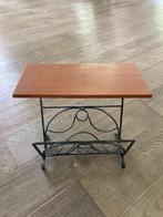 Vintage krantenbak lectuurbak teak smeedijzer, Huis en Inrichting, Woonaccessoires | Krantenbakken en Lectuurbakken, Ophalen, Zo goed als nieuw