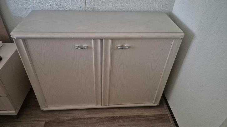 Kast met deurtjes, Huis en Inrichting, Kasten | Dressoirs, Gebruikt, 100 tot 150 cm, 25 tot 50 cm, Met deur(en), Met plank(en)