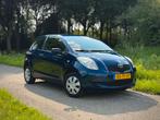 Toyota Yaris 1.0 12V Vvt-i 3DR Terra 2006 Blauw, Auto's, Voorwielaandrijving, Blauw, Origineel Nederlands, Handgeschakeld