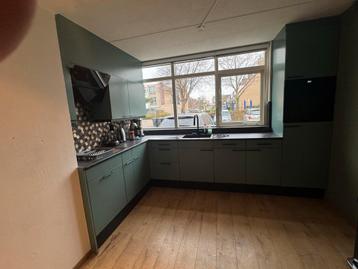 Groene Hoekkeuken met Zwart Blad