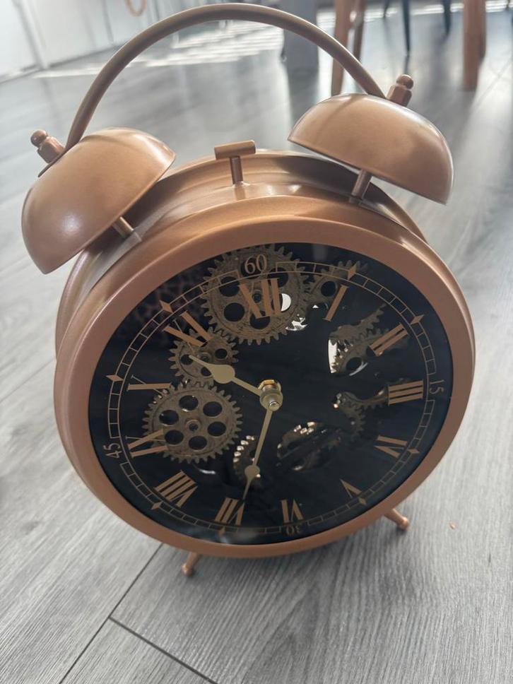 Retro Wekker met Tandwielen - J-Line, Huis en Inrichting, Woonaccessoires | Klokken, Nieuw, Wekker of Tafelklok, Analoog, Ophalen of Verzenden